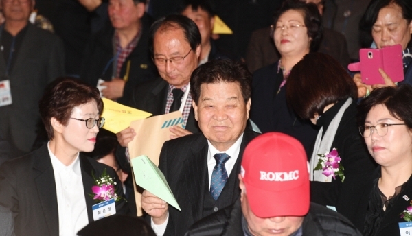제100주년 삼일절 기념식이 지난 1일 경기도경제과학진흥원에서 열렸다. '백년의 역사에서 천년의 미래로'라는 주제로 진행된 기념식 중 종이비행기 날리기 행사에 신항철 경기일보 대표이사 사장이 참여했다. 윤원규 수습기자