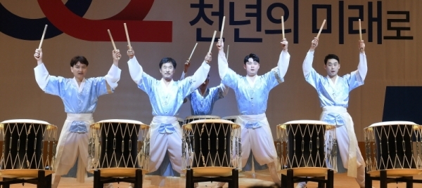 제100주년 삼일절 기념식이 지난 1일 경기도경제과학진흥원에서 열렸다. '백년의 역사에서 천년의 미래로'라는 주제로 진행된 기념식에서 개막 공연을 하고있다. 윤원규 수습기자