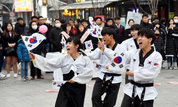 오는 4월 15일 화성 제암리 3.1운동 순국유적지에서 열리는  '4.15 100주년 화성 제암,고주리 학살사건 추모제'를 앞두고 2일 수원시 인계동 나혜석거리에서 열린 플래시몹 행사에서 미르메 태권도 공연이 펼쳐지고 있다. 김시범기자