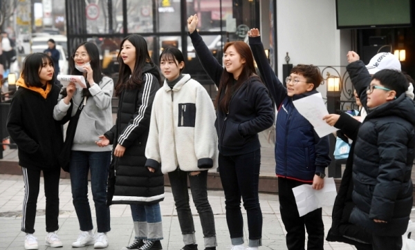 오는 4월 15일 화성 제암리 3.1운동 순국유적지에서 열리는  '4.15 100주년 화성 제암,고주리 학살사건 추모제'를 앞두고 2일 수원시 인계동 나혜석거리에서 열린 플래시몹 행사에서 시민들이 각종 이벤트 행사에 참여하고 있다. 김시범기자