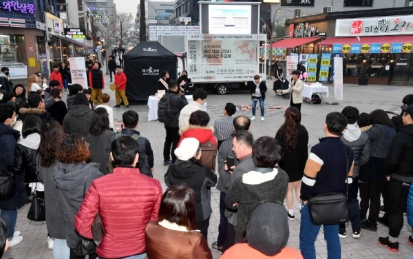 오는 4월 15일 화성 제암리 3.1운동 순국유적지에서 열리는  '4.15 100주년 화성 제암,고주리 학살사건 추모제'를 앞두고 2일 수원시 인계동 나혜석거리에서 열린 플래시몹 행사에서 미르메 태권도 공연이 펼쳐지고 있다. 김시범기자