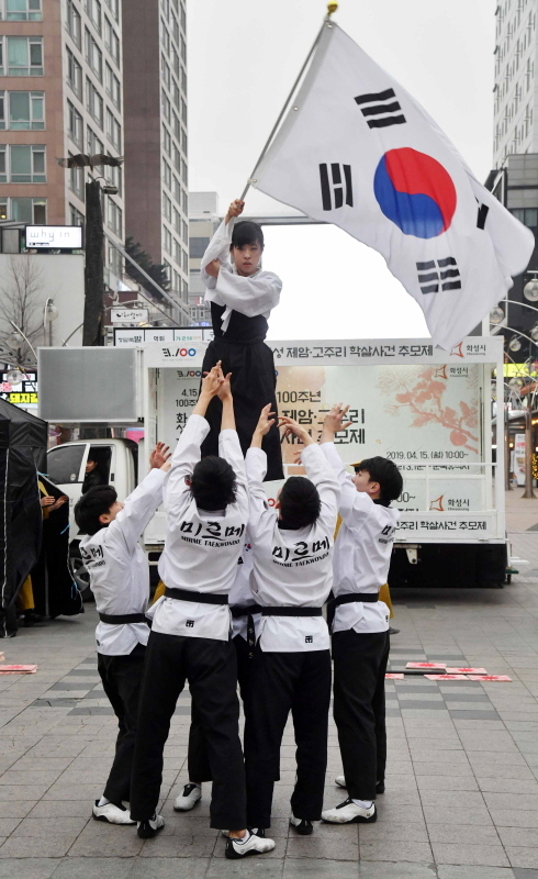 오는 4월 15일 화성 제암리 3.1운동 순국유적지에서 열리는  '4.15 100주년 화성 제암,고주리 학살사건 추모제'를 앞두고 2일 수원시 인계동 나혜석거리에서 열린 플래시몹 행사에서 미르메 태권도 공연이 펼쳐지고 있다. 김시범기자