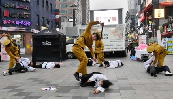 오는 4월 15일 화성 제암리 3.1운동 순국유적지에서 열리는  '4.15 100주년 화성 제암,고주리 학살사건 추모제'를 앞두고 2일 수원시 인계동 나혜석거리에서 열린 플래시몹 행사에서 미르메 태권도 공연이 펼쳐지고 있다. 김시범기자