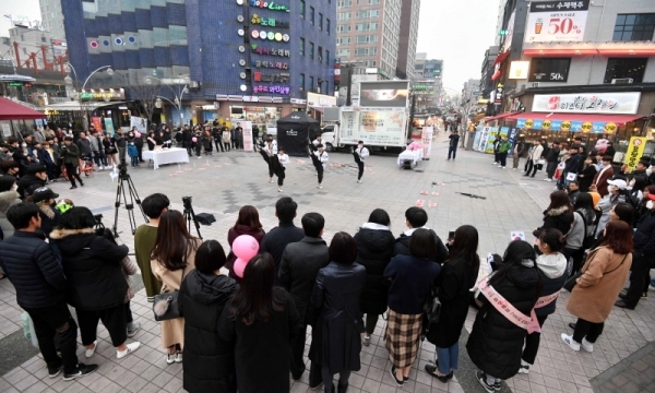 오는 4월 15일 화성 제암리 3.1운동 순국유적지에서 열리는  '4.15 100주년 화성 제암,고주리 학살사건 추모제'를 앞두고 2일 수원시 인계동 나혜석거리에서 열린 플래시몹 행사에서 미르메 태권도 공연이 펼쳐지고 있다. 김시범기자