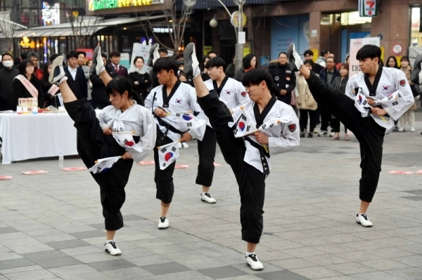 오는 4월 15일 화성 제암리 3.1운동 순국유적지에서 열리는  '4.15 100주년 화성 제암,고주리 학살사건 추모제'를 앞두고 2일 수원시 인계동 나혜석거리에서 열린 플래시몹 행사에서 미르메 태권도 공연이 펼쳐지고 있다. 김시범기자
