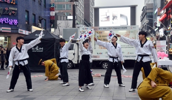 오는 4월 15일 화성 제암리 3.1운동 순국유적지에서 열리는  '4.15 100주년 화성 제암,고주리 학살사건 추모제'를 앞두고 2일 수원시 인계동 나혜석거리에서 열린 플래시몹 행사에서 미르메 태권도 공연이 펼쳐지고 있다. 김시범기자