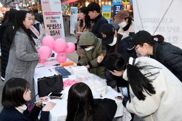 오는 4월 15일 화성 제암리 3.1운동 순국유적지에서 열리는  '4.15 100주년 화성 제암,고주리 학살사건 추모제'를 앞두고 2일 수원시 인계동 나혜석거리에서 열린 플래시몹 행사에서 시민들이 제암리에 보내는 평화의 엽서에 참여하고 있다. 김시범기자