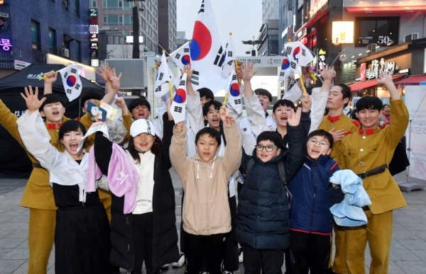 오는 4월 15일 화성 제암리 3.1운동 순국유적지에서 열리는  '4.15 100주년 화성 제암,고주리 학살사건 추모제'를 앞두고 2일 수원시 인계동 나혜석거리에서 열린 플래시몹 행사에서 시민들이 태권도 공연을 펼친 미르네팀과 기념촬영을 하고 있다. 김시범기자
