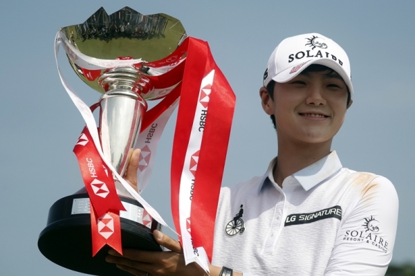 3일 싱가포르 센토사 골프클럽 뉴 탄종 코스(파72)에서 벌어진 미국여자프로골프(LPGA) 투어 HSBC 월드 챔피언십에서 우승한 박성현이 우승트로피를 들고 기뻐하고 있다. 연합뉴스