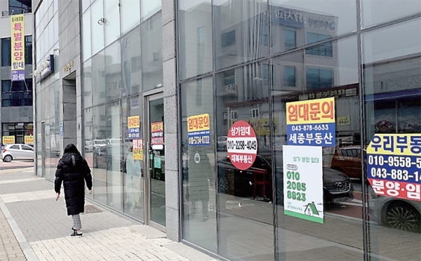 정부의 2차 공공기관 이전이 본격화되는 가운데, 전국 곳곳에 형성된 혁신도시 대부분이 7년이나 지났음에도 불구하고 상권이 여전히 침체된 것으로 드러났다. 지난 2013년 이후 한국가스안전공사, 법무연수원 등 11개의 공공기관이 들어선 충북혁신도시 상가지역 곳곳에 임대 현수막들이 내걸려 있다. 김해령기자