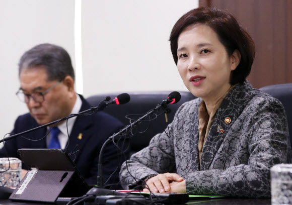 유은혜 부총리 겸 교육부 장관이 4일 오전 경기도 용인시 처인구 용인교육지원청에 설치된 사립유치원 입학연기 비상대책 상황반을 방문해 발언하고 있다. 연합뉴스