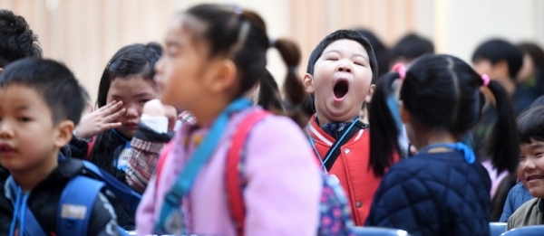 전국적으로 새학기가 시작되는 4일 오전 수원 조원초등학교 입학식에서 새내기 초등학생이 졸린지 크게 하품을 하고있다. 윤원규 수습기자