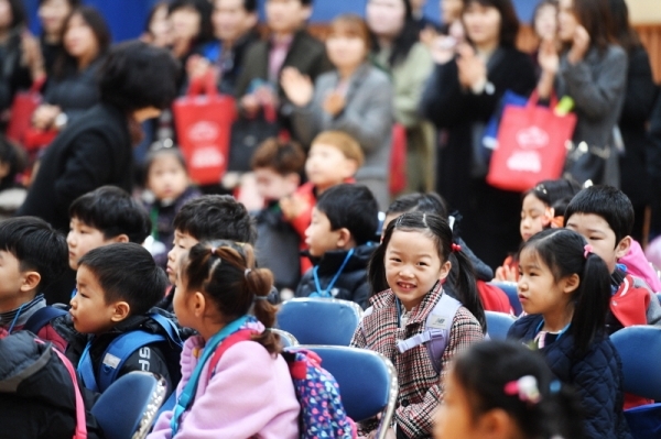 전국적으로 새학기가 시작되는 4일 오전 수원 조원초등학교 입학식에 새내기 초등학생들과 학부모들이 참여하였다. 윤원규 수습기자