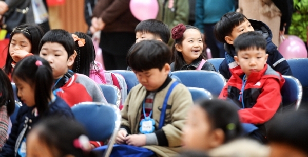 전국적으로 새학기가 시작되는 4일 오전 수원 조원초등학교 입학식에서 새내기 초등학생이 환하게 웃고있다. 윤원규 수습기자