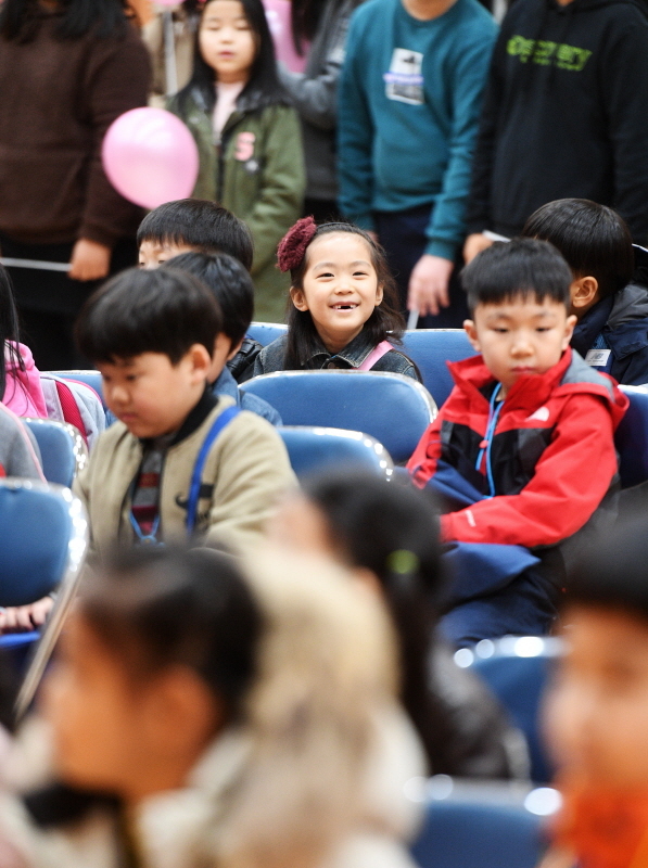 전국적으로 새학기가 시작되는 4일 오전 수원 조원초등학교 입학식에서 새내기 초등학생이 환하게 웃고있다. 윤원규 수습기자
