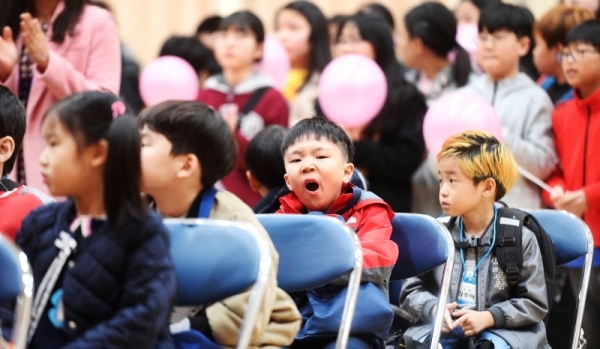 전국적으로 새학기가 시작되는 4일 오전 수원 조원초등학교 입학식에서 새내기 초등학생이 졸린지 크게 하품을 하고있다. 윤원규 수습기자