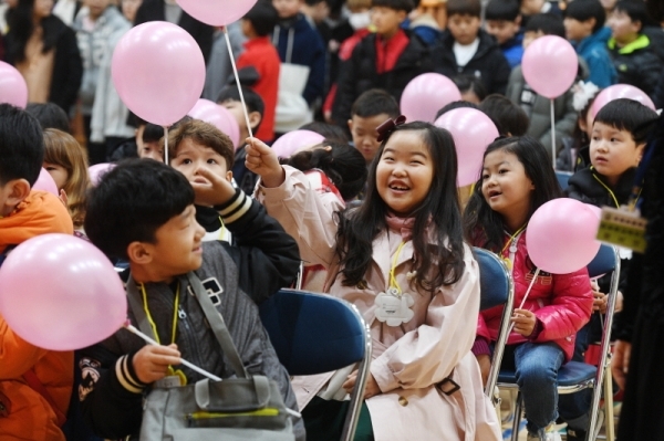 전국적으로 새학기가 시작되는 4일 오전 수원 조원초등학교에서 새내기 초등학생 60여명이 입학식을 하며 해맑게 웃고있다. 윤원규 수습기자