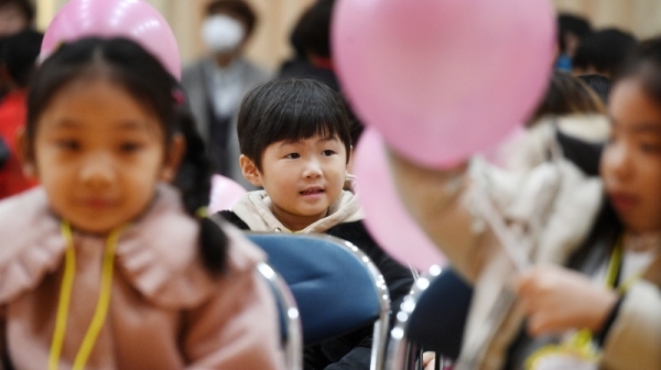 전국적으로 새학기가 시작되는 4일 오전 수원 조원초등학교 입학식에서 새내기 초등학생이 재학생 선배가 준 풍선을 바라보고 있다. 윤원규 수습기자