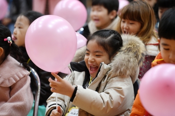 전국적으로 새학기가 시작되는 4일 오전 수원 조원초등학교 입학식에서 새내기 초등학생이 재학생 선배에게 받은 풍선을 보며 웃고있다. 윤원규 수습기자