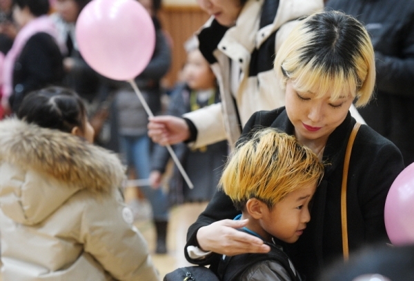 전국적으로 새학기가 시작되는 4일 오전 수원 조원초등학교 입학식에서 새내기 초등학생이 가족에게 달려가 안기고 있다. 윤원규 수습기자