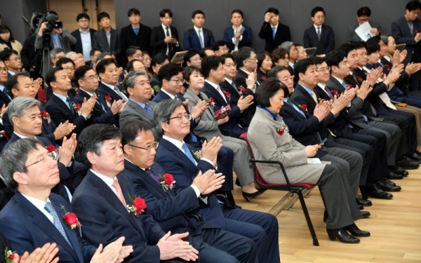 '수원고등법원 개원식 및 수원법원종합청사 준공식'이 열린 4일 오전 수원시 영통구 수원법원종합청사에서 김명수 대법원장, 김주현 초대 수원고법원장, 박영선 국회 사법개혁특별위원장, 김희겸 경기도 행정부지사, 송한준 도의회 의장, 염태영 수원시장, 김진표, 원유철, 박광온, 이찬열, 백혜련, 김영진 국회의원, 신항철 경기일보 대표이사 사장 등 참석자들이 박수를 치고 있다. 김시범기자