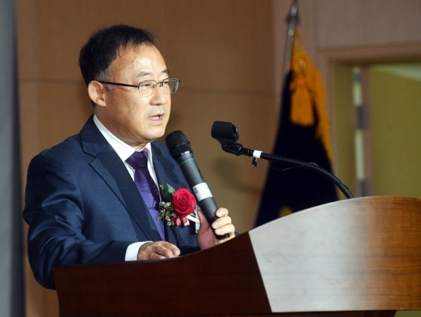 '수원고등법원 개원식 및 수원법원종합청사 준공식'이 열린 4일 오전 수원시 영통구 수원법원종합청사에서 김주현 초대 수원고법원장이 인사말을 하고 있다. 김시범기자