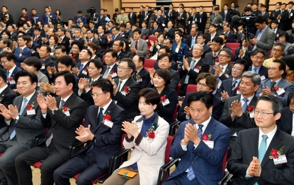 '수원고등법원 개원식 및 수원법원종합청사 준공식'이 열린 4일 오전 수원시 영통구 수원법원종합청사에서 김희겸 경기도 행정부지사, 송한준 도의회 의장, 염태영 수원시장, 김진표, 원유철, 박광온, 이찬열, 백혜련, 김영진 국회의원, 신항철 경기일보 대표이사 사장 등 참석자들이 박수를 치고 있다. 김시범기자