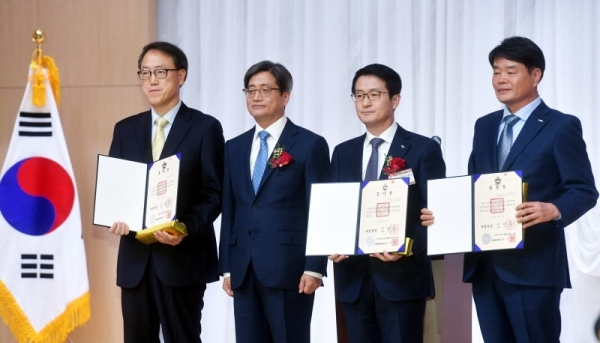 '수원고등법원 개원식 및 수원법원종합청사 준공식'이 열린 4일 오전 수원시 영통구 수원법원종합청사에서 김명수 대법원장이 유공자 시상을 하고 있다. 김시범기자