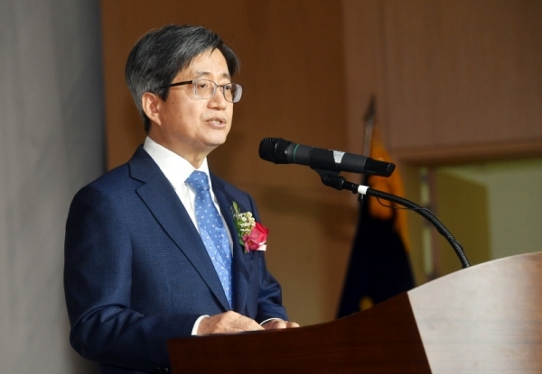 '수원고등법원 개원식 및 수원법원종합청사 준공식'이 열린 4일 오전 수원시 영통구 수원법원종합청사에서 김명수 대법원장이 축사를 하고 있다. 김시범기자