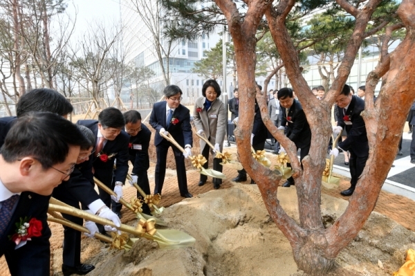 '수원고등법원 개원식 및 수원법원종합청사 준공식'이 열린 4일 오전 수원시 영통구 수원법원종합청사에서 김명수 대법원장, 김주현 초대 수원고법원장, 박영선 국회 사법개혁특별위원장 등이 기념식수를 하고 있다. 김시범기자