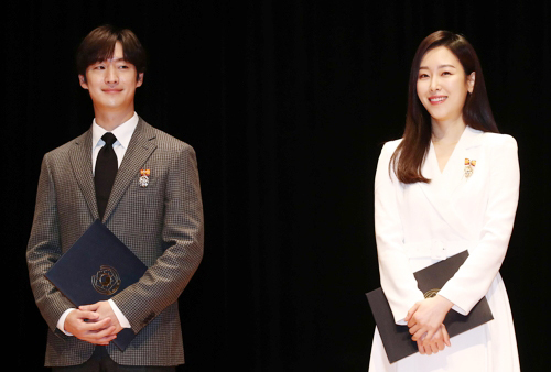 배우 이제훈(왼쪽)과 서현진(오른쪽)이 모범 납세자로 선정돼 대통령 표창을 받았다. 연합뉴스