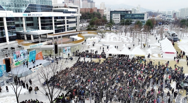 경기도가 의정부 북부청사 앞 경기평화광장을 계절마다 테마가 있는 ‘계절테마광장’으로 운영할 것이라고 4일 밝혔다. 사진은 지난해 11월 개장식이 열리고 있는 경기평화광장. 경기일보 DB