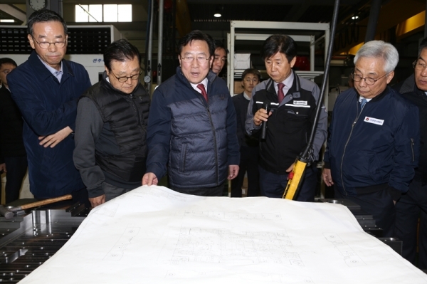 김기문 중소기업중앙회장(가운데)이 4일 안산 반월국가산업단지의 한 금형기업 현장을 둘러보고 있다.