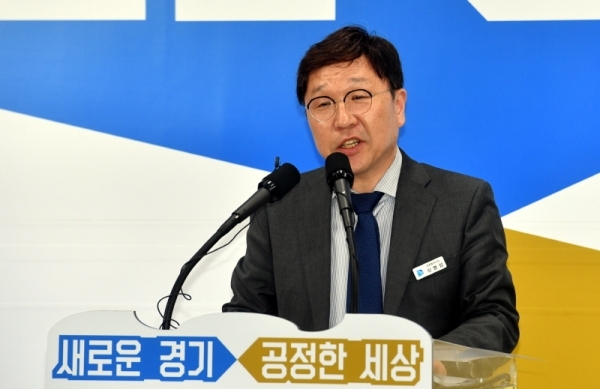 4일 경기도청 브리핑룸에서 신명섭 경기도 평화협력국장이 ‘경기도-국방부 북한군 묘역 관리권한 이관 업무협약 체결’과 관련 설명을 하고 있다.전형민기자