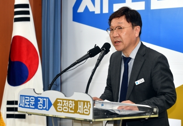 4일 경기도청 브리핑룸에서 신명섭 경기도 평화협력국장이 ‘경기도-국방부 북한군 묘역 관리권한 이관 업무협약 체결’과 관련 설명을 하고 있다.전형민기자
