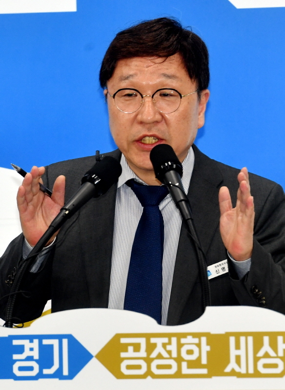 4일 경기도청 브리핑룸에서 신명섭 경기도 평화협력국장이 ‘경기도-국방부 북한군 묘역 관리권한 이관 업무협약 체결’과 관련 설명을 하고 있다.전형민기자