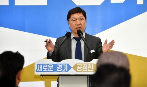 4일 경기도청 브리핑룸에서 신명섭 경기도 평화협력국장이 ‘경기도-국방부 북한군 묘역 관리권한 이관 업무협약 체결’과 관련 설명을 하고 있다.전형민기자