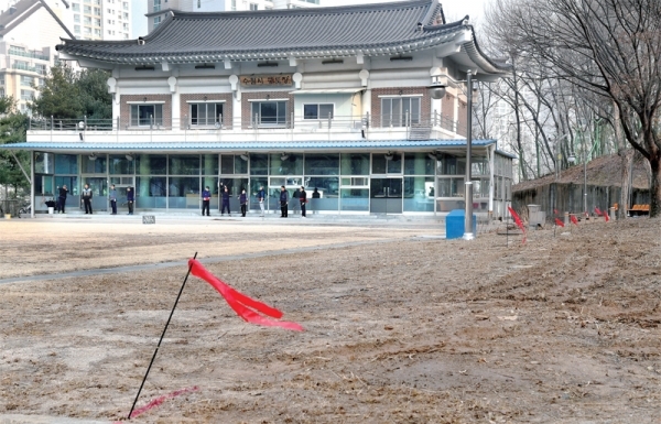 수원시이의궁도장에 주차장 확장공사가 진행되고 있는 가운데 주차장이 들어설 부지가 사로와 근접해 있어 궁도인들이 안전사고가 우려된다며 반발하고 있다. 사진은 수원시이의궁도장과 주차장이 들어설 부지. 윤원규 수습기자