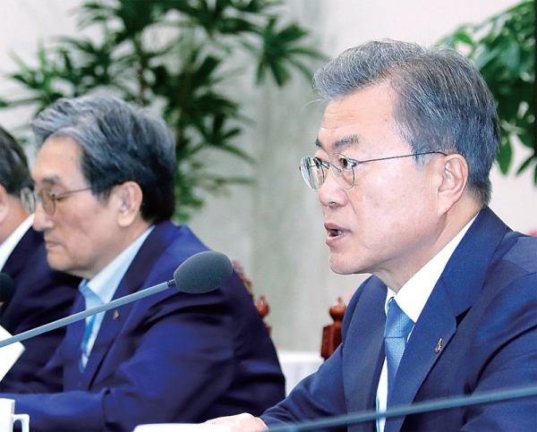 문재인 대통령이 4일 오후 청와대 여민관에서 열린 국가안전보장회의(NSC) 전체회의를 주재하고 있다. 연합뉴스