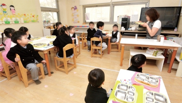 개학연기를 강행했던 한국유치원총연합회(한유총)가 4일 오후 조건없이 ‘개학연기 투쟁’을 중단하기로 결정했다. 사진은 이날 오전 자체 돌봄교실을 운영하고 있는 인천의 한 유치원. 조주현기자