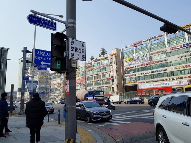 보행친화적 반복 보행신호로 운영되는 부천시청역 1번 출구 앞 교차로