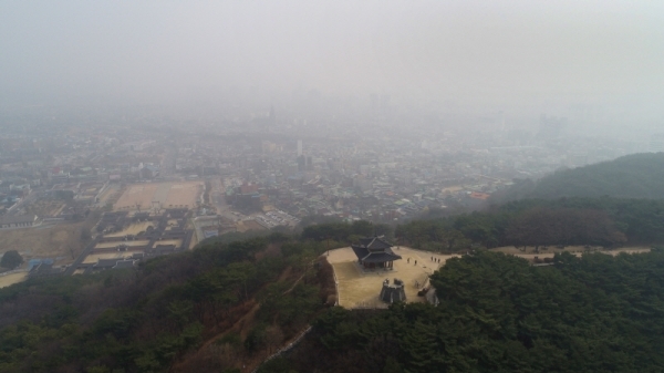 극심한 미세먼지 및 초미세먼지가 계속된 5일 수원 상공에서 바라본 팔달산 서장대와 시가지가 뿌연 안개에 휩싸인 듯 앞이 제대로 보이지 않고 있다. 환경부는 이날 사상 처음으로 수도권지역에 6일째 비상저감조치를 시행한다고  밝혔다. 김시범기자