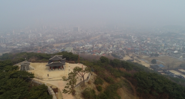 극심한 미세먼지 및 초미세먼지가 계속된 5일 수원 상공에서 바라본 팔달산 서장대와 시가지가 뿌연 안개에 휩싸인 듯 앞이 제대로 보이지 않고 있다. 환경부는 이날 사상 처음으로 수도권지역에 6일째 비상저감조치를 시행한다고  밝혔다. 김시범기자