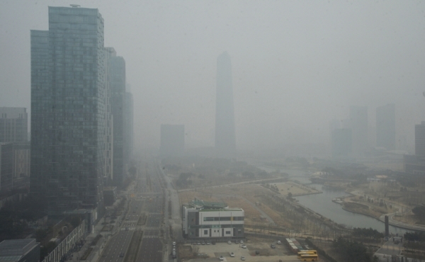 사상 첫 5일 연속 미세먼지 비상저감조치가 발령된 5일 오전 인천 연수구 송도 IBS타워에서 바라본 송도국제도시의 모습이 뿌옇게 보이고 있다.조주현기자