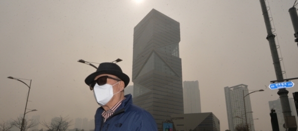 5일 연속 미세먼지 비상저감조치가 발령된 5일 오전 인천 연수구 송도 IBS타워에서 바라본 송도국제도시의 모습이 뿌옇게 보이고 있다.조주현기자