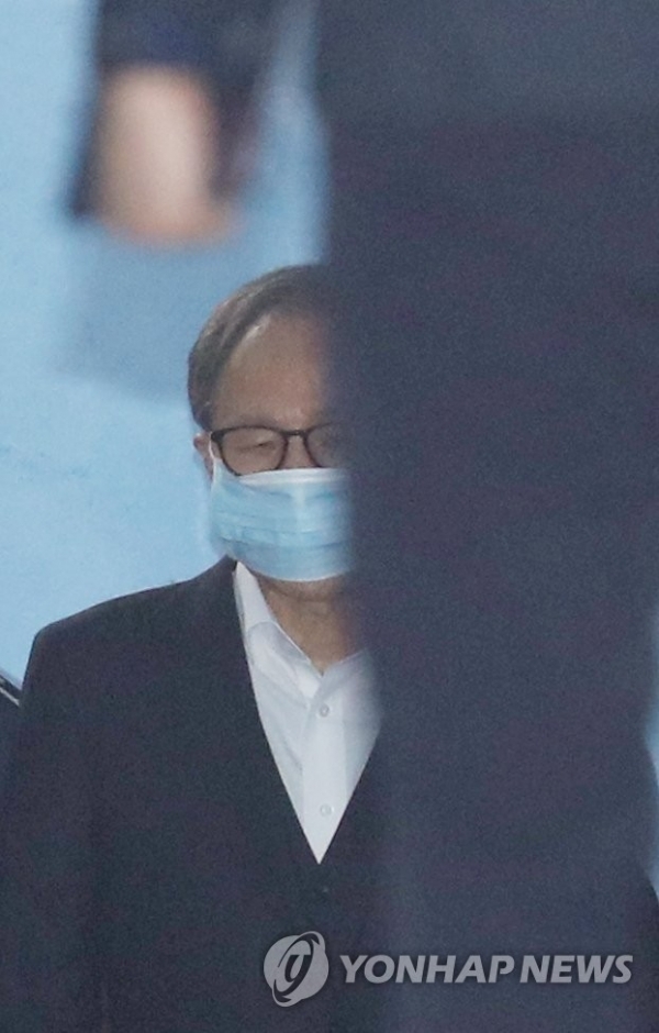 이명박 전 대통령이 6일 오전 서초구 서울고법에서 열린 속행공판을 마치고 호송차에 오르고 있다. 서울고법 형사1부는 이날 이 전 대통령이 청구한 보석을 조건부로 허가한다고 밝혔다. 연합뉴스