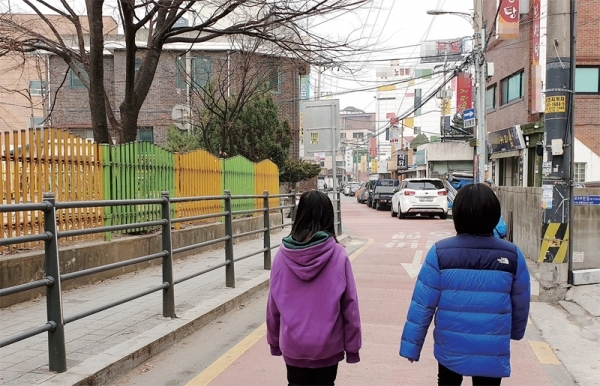 신학기를 맞아 경기도 내 초•중•고등학교들이 개학에 나선 가운데 6일 오후 용인에 있는 한 초등학교의 ‘교육환경보호구역’ 내에서 유흥업소들이 영업을 이어가고 있다. 설소영기자