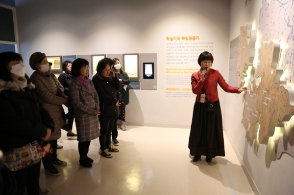 수원시민들이 제암리3.1운동순국기념관을 방문해 기념관 해설사로부터 3.1운동에 대한 설명을 듣고 있다.