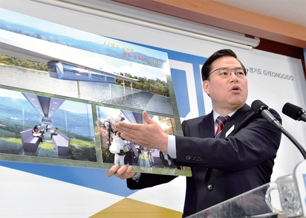 6일 경기도청 브리핑룸에서 유동규 경기관광공사 사장이 임진각 평화누리에서 판문점까지 달리는 최첨단 관광형 모노레일인 ‘평화 모노레일’ 설치 추진 계획에 대해 설명하고 있다. 전형민기자