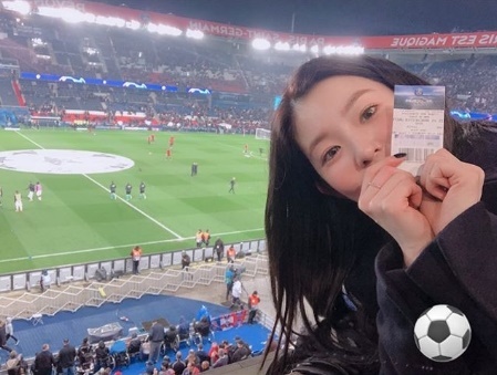 아이린이 맨유 대 파리 생제르망 축구 경기 직관을 인증했다. 레드벨벳 공식 인스타그램 스토리